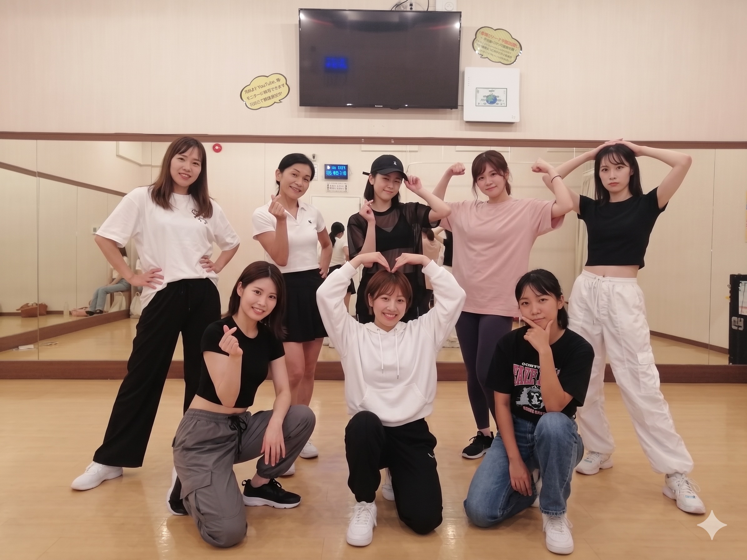 30代〜50代の大人女性がスタジオで笑顔でジャニーズのアイドルダンスを練習するレッスン風景