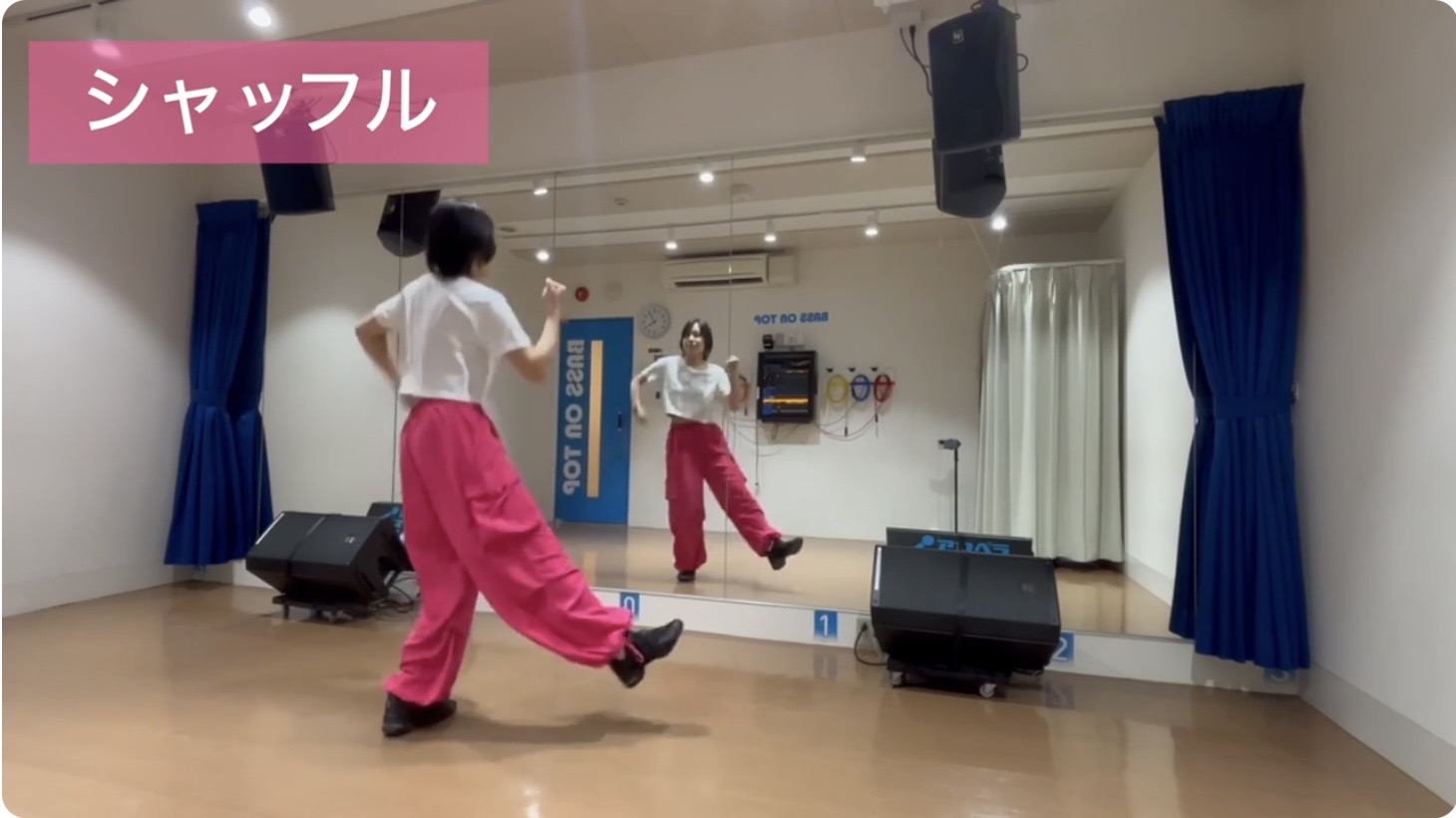 シャッフルステップ：ジャンプを加えながらリズムよく左右の足を入れ替える動作