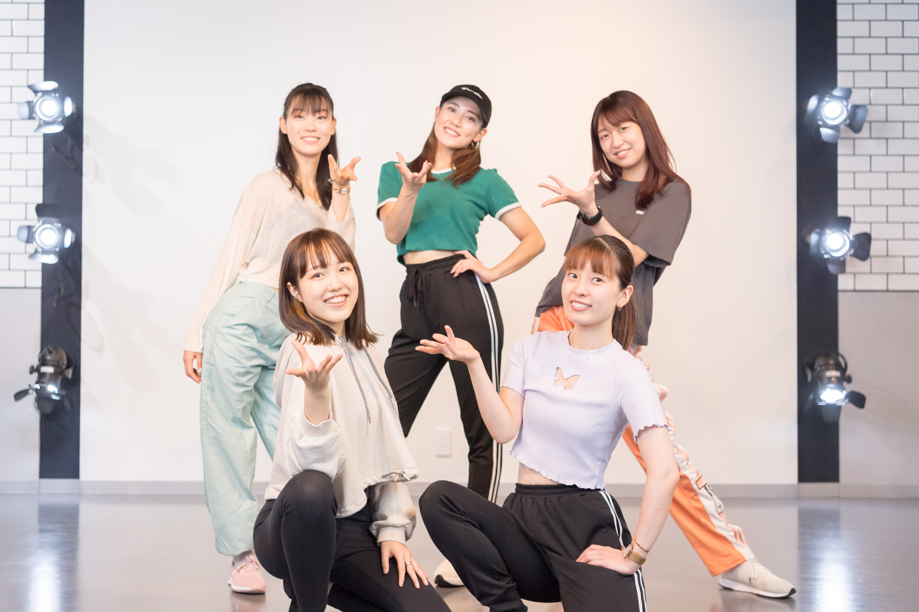 東京の女性アイドルダンス教室で講師が初心者に寄り添って完コピを教えている様子